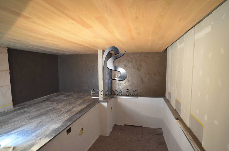 Idée de décoration de mur en béton ciré taloché avec cette réalisation dans un chalet à Megève